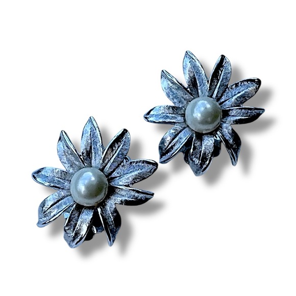VINTAGE 50s Flower and Faux Pearl Clip Earrings by Judy Lee  Private Collection - Picture 6 of 8